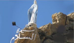 مسلحو "النصرة" يفكّكون تمثال السيدة العذراء بمعلولا